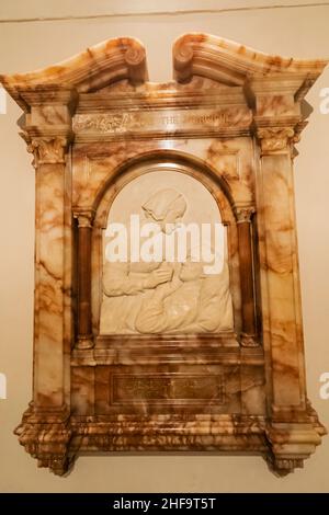 England, London, St. Paul's Cathedral, The Crypt, Florence Nightengale Memorial Plakette, die Florenz beim Verwundeten Soldaten zeigt Stockfoto