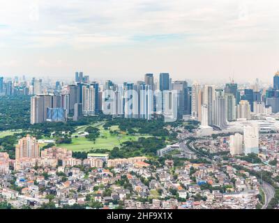 Luftaufnahme von Bonifacio Global City in Taguig, Metro Manila, den Philippinen mit seinen glitzernden Einkaufsvierteln und modischen Hochhäusern. Zoll Stockfoto