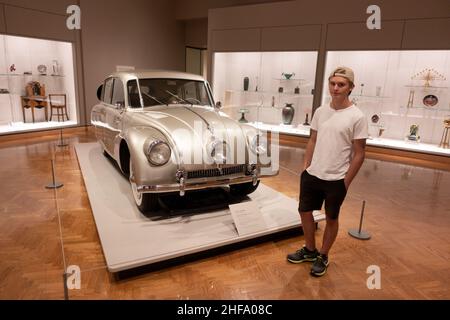 Polnischer Teenager bewundert das Auto namens Tatra T87 Sedan am Minneapolis Institute of Art. Minneapolis Minnesota MN USA Stockfoto