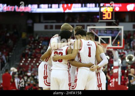 Madison, WI, USA. 13th Januar 2022. Wisconsin Dachs Wache Johnny Davis (1), Wache Chucky Hepburn (23), Stürmer Steven Crowl (22), Wache Brad Davison (34) und Stürmer Steven Crowl (22) huddeln sich vor dem Tipoff während des NCAA Basketball Spiels zwischen den Ohio State Buckeys und den Wisconsin Dachsen im Kohl Center in Madison, WI. Darren Lee/CSM/Alamy Live News Stockfoto