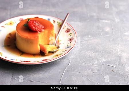 Hausgemachter Karamellpudding mit Erdbeer-Topping. Platz für Text kopieren Stockfoto