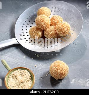 Onde-onde, traditioneller Snack Ball mit Sesamsamen-Beschichtung, Füllung mit Mungbohnenpaste und tiefgebratenen Bohnen. Stockfoto