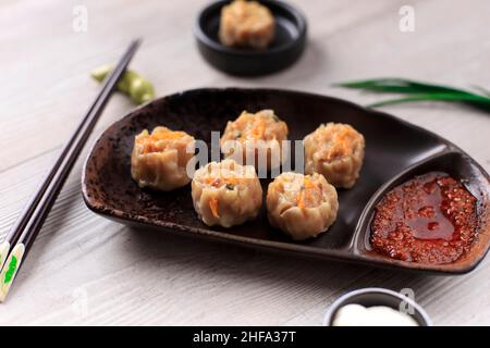 Ausgewählter Fokus Dimsum ist ein traditionelles chinesisches Essen, eines von Varian Dimsum ist Shicken Shiu May, serviert mit Chili-Öl und Mayonaise Stockfoto