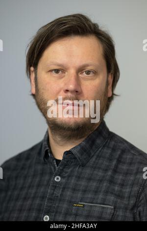 PRODUKTION - 17. Dezember 2021, Niedersachsen, Göttingen: Thomas Bode, Leiter der Schuldenberatung der AWO Göttingen. (To dpa: ''Es kann jedem passieren' - Schuldenberatung hilft in der Corona Times') Foto: Swen Pförtner/dpa Stockfoto