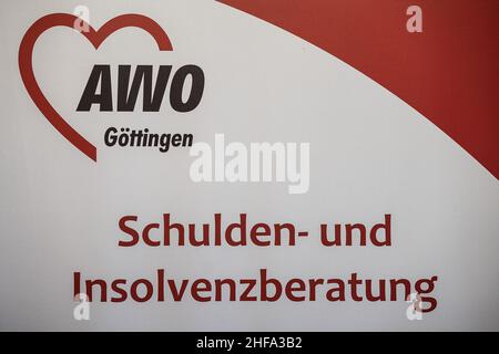 PRODUKTION - 17. Dezember 2021, Niedersachsen, Göttingen: Auf einem Plakat ist der Schriftzug 'Schulden- und Insolvenzberatung' der AWO Göttingen zu sehen. (To dpa: ''jeder kann getroffen werden' - Schuldenberatung hilft in der Corona Times') Foto: Swen Pförtner/dpa Stockfoto