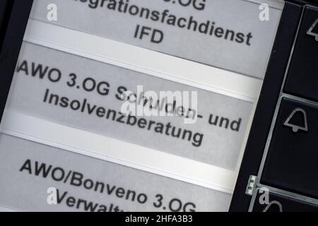 PRODUKTION - 17. Dezember 2021, Niedersachsen, Göttingen: "Schulden- und Insolvenzberatung" steht auf der Türklingel der AWO Göttingen. (To dpa: ''Es kann jedem passieren' - Schuldenberatung hilft in der Corona Times') Foto: Swen Pförtner/dpa Stockfoto