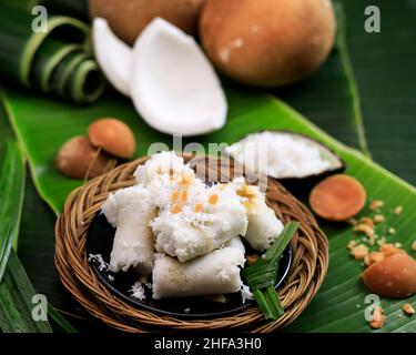 Kue Putu bambu, traditionelle Küche aus Indonesien. Hergestellt aus gedämpftem Reismehl mit Palmzucker in der Mitte und geriebener Kokosnuss auf der Oberseite Stockfoto
