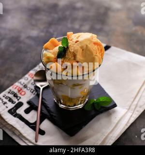 King Thai Mango wird aus Mango Saft, Schlagsahne mit Mango Sorbet on Top hergestellt Stockfoto