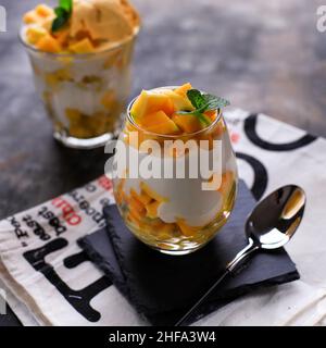 King Thai Mango wird aus Mango Saft, Schlagsahne mit Mango Sorbet on Top hergestellt Stockfoto