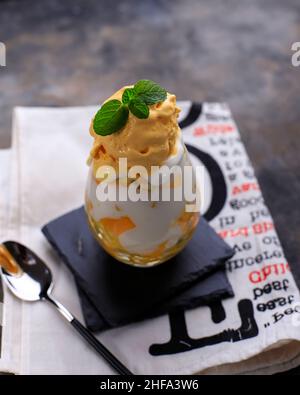 King Thai Mango wird aus Mango Saft, Schlagsahne mit Mango Sorbet on Top hergestellt Stockfoto