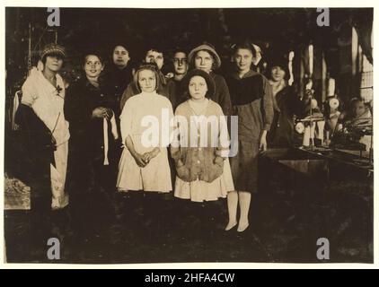 Scotland Neck Cotton Mill. Die Gruppe zeigt einige der jüngsten Arbeiter, die zur Startzeit in der Fabrik mitgenommen wurden. Winzigste Mädchen, eines offenbar 8 oder 9, sah ich bei der Arbeit an ihrer Strickmaschine sitzend Stockfoto