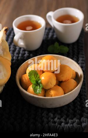 Selected Focus Nastar Durian, Kekse mit Durian-Konfitüre-Füllung, serviert in einer braunen Schüssel mit Minzblatt als Garnierung. Stockfoto