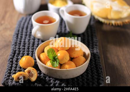 Selected Focus Nastar Durian, Kekse mit Durian-Konfitüre-Füllung, serviert in einer braunen Schüssel mit Minzblatt als Garnierung. Stockfoto