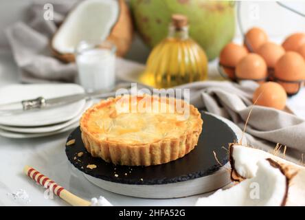 Hausgemachter Runder Kokosnusskuchen. Hergestellt aus Butter und Mehl, und gefüllt mit Young Coconut Flesh in the Center. Auf runder Steinplatte servieren Stockfoto