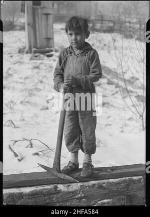 Scotts 'Run, West Virginia. Miner's Kind graben Kohle von mir verweigern (mexikanisch). Bertha Hohl. Stockfoto