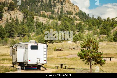 Fiftwheel Travel Trailer Road Trip im Bundesstaat Colorado. Landschaftlich schöner Wohnmobilpark in der Bergregion. Thema Freizeitfahrzeuge. Stockfoto