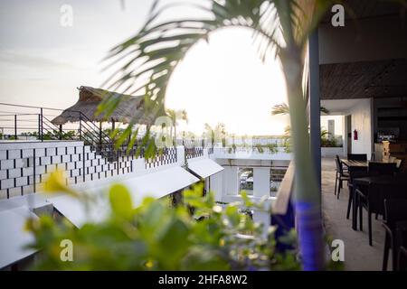 Wunderschöne Aussicht auf das tropische Hotel mit hellem Himmel als Hintergrund Stockfoto