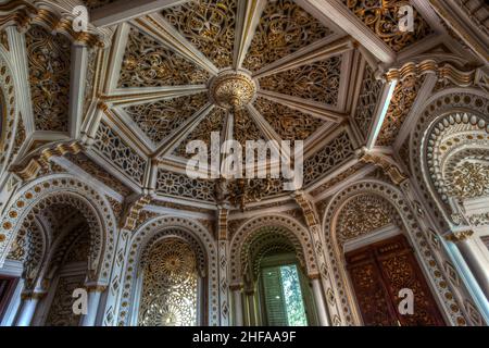 Reggello, Italien - 12. Mai 2014: Eine der Decken der Burg Sammezzano im maurischen Architekturstil Stockfoto