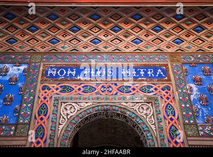 Reggello, Italien - 12. Mai 2014: Die Schrift an den Türen der Halle „Non Plus Ultra“ in der Burg Sammezzano im maurischen Architekturstil Stockfoto