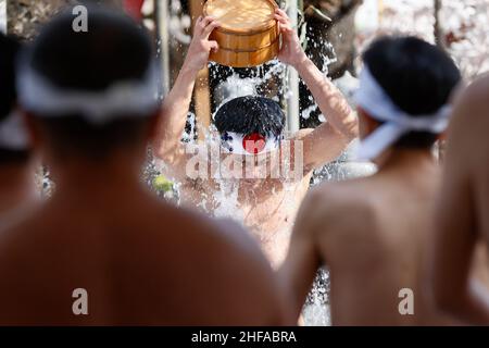 Tokio, Japan. 15th Januar 2022. Ein Teilnehmer, der nur in Lendenschurz gekleidet ist, gießt kaltes Wasser über sich selbst während der traditionellen Zeremonie zur Reinigung der kalten Ausdauer (Kanchu-Misogi) im Kanda Myojin-Schrein. In diesem Jahr trotzten rund 20 Teilnehmer dem Eisbad-Ritual, einer traditionellen Zeremonie, die dafür bekannt ist, die Seele zu reinigen und Viel Glück. zu bringen (Bild: © Rodrigo Reyes Marin/ZUMA Press Wire) Bild: ZUMA Press, Inc./Alamy Live News Stockfoto