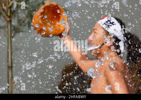 Tokio, Japan. 15th Januar 2022. Ein Teilnehmer, der nur in Lendenschurz gekleidet ist, gießt kaltes Wasser über sich selbst während der traditionellen Zeremonie zur Reinigung der kalten Ausdauer (Kanchu-Misogi) im Kanda Myojin-Schrein. In diesem Jahr trotzten rund 20 Teilnehmer dem Eisbad-Ritual, einer traditionellen Zeremonie, die dafür bekannt ist, die Seele zu reinigen und Viel Glück. zu bringen (Bild: © Rodrigo Reyes Marin/ZUMA Press Wire) Bild: ZUMA Press, Inc./Alamy Live News Stockfoto