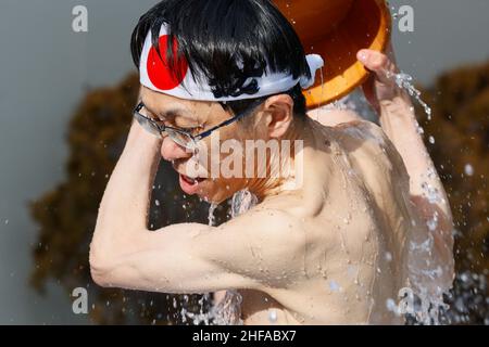 Tokio, Japan. 15th Januar 2022. Ein Teilnehmer, der nur in Lendenschurz gekleidet ist, gießt kaltes Wasser über sich selbst während der traditionellen Zeremonie zur Reinigung der kalten Ausdauer (Kanchu-Misogi) im Kanda Myojin-Schrein. In diesem Jahr trotzten rund 20 Teilnehmer dem Eisbad-Ritual, einer traditionellen Zeremonie, die dafür bekannt ist, die Seele zu reinigen und Viel Glück. zu bringen (Bild: © Rodrigo Reyes Marin/ZUMA Press Wire) Bild: ZUMA Press, Inc./Alamy Live News Stockfoto