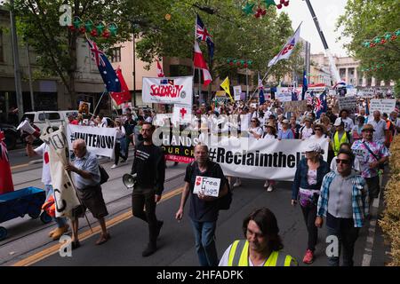 Melbourne, Australien, 15. Januar 2022. Demonstranten marschieren entlang der Bourke Street während eines geplanten protestmarsches, der von der Gruppe Reclaim the Line organisiert wird, die Impfstoffmandate und andere Gesundheitsmaßnahmen von Staats- und Bundesregierungen ausgibt. Quelle: Michael Currie/Speed Media/Alamy Live News Stockfoto