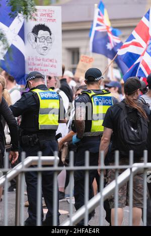 Melbourne, Australien, 15. Januar 2022. Die Polizei wacht über die Menge während eines geplanten protestmarsches, der von der Gruppe Reclaim the Line organisiert wird, die Impfstoffmandate und andere Gesundheitsmaßnahmen von Staats- und Bundesregierungen ausgibt. Quelle: Michael Currie/Speed Media/Alamy Live News Stockfoto