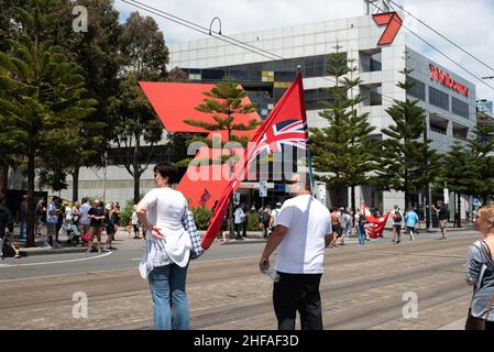 Melbourne, Australien. 15th Januar 2022. 15th. Januar 2022, Melbourne, Australien. Ein Anti-vax-Protestler mit einem umgedrehten roten Fähnchen marschiert in Richtung des Hauptquartiers von Channel 7. Kredit: Jay Kogler/Alamy Live Nachrichten Gutschrift: Jay Kogler/Alamy Live Nachrichten Stockfoto