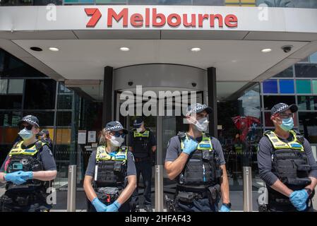 Melbourne, Australien. 15th Januar 2022. 15th. Januar 2022, Melbourne, Australien. Die Polizei steht Wache, als sich Anti-vax-Demonstranten vor dem Hauptquartier von Channel 7 versammeln. Kredit: Jay Kogler/Alamy Live Nachrichten Gutschrift: Jay Kogler/Alamy Live Nachrichten Stockfoto