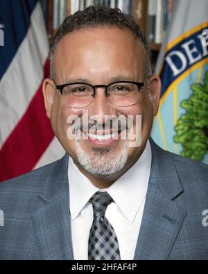 Bildungsminister Miguel Cardona, offizielles Porträt (beschnitten). Stockfoto