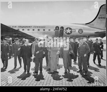 Der Kriegsminister Henry Stimson (Mitte) geht mit General Floyd L. Parks auf dem Flughafen Gatow in Berlin, Deutschland, wo Herr... Stockfoto