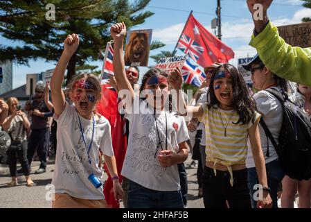 Melbourne, Australien. 15th Januar 2022. 15th. Januar 2022, Melbourne, Australien. Kinder rufen „Sack Dan Andrews“ vor dem Hauptquartier von Channel 7 im Rahmen einer Anti-vax-Kundgebung. Kredit: Jay Kogler/Alamy Live Nachrichten Gutschrift: Jay Kogler/Alamy Live Nachrichten Stockfoto