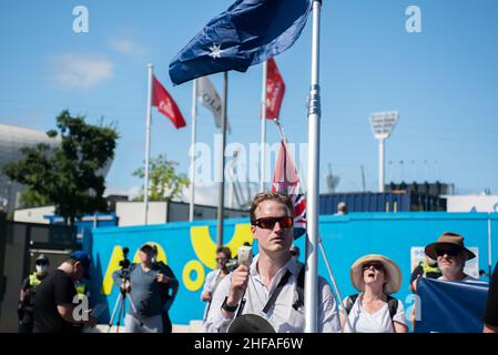 Melbourne, Australien. 15th Januar 2022. 15th. Januar 2022, Melbourne, Australien. Harrison McLean, Organisator der Melbourne Freedom Rally, führt eine Anti-vax-Gruppe durch einen „Free Novak“-Gesang vor den Australian Open Grounds. Kredit: Jay Kogler/Alamy Live Nachrichten Gutschrift: Jay Kogler/Alamy Live Nachrichten Stockfoto