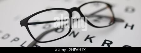 Auf dem Alphabet liegen Gläser für das Sehen auf dem Tisch Stockfoto