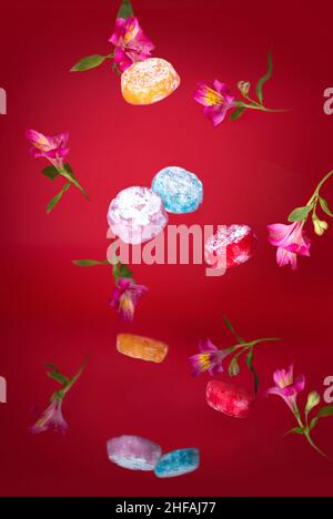 Japanischer orientalischer Reis Dessert Mochi auf rotem Hintergrund Nahaufnahme, Studiofoto. Hochwertige Fotos Stockfoto