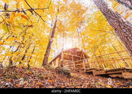 Schöner Herbstblick mit Holzhaus im Yedigler Nationalpark (sieben Seen). Bolu ist eine Provinz im Nordwesten der Türkei. Stockfoto