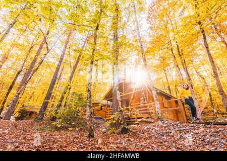 Schöner Herbstblick mit Holzhaus im Yedigler Nationalpark (sieben Seen). Bolu ist eine Provinz im Nordwesten der Türkei. Stockfoto