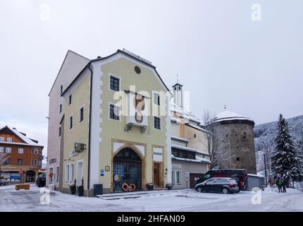 Radstadt: Unteres Tor (Steirertor), Kapuzinerkloster und Kirche in Pongau, Salzburg, Österreich Stockfoto