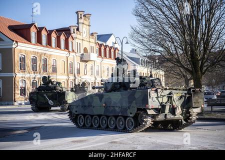 Visby, Schweden. 14th Januar 2022. Verstärkte militärische Präsenz auf Gotland - Kampffahrzeuge im Hafen von Visby. Seit gestern patrouilliert die schwedische Armee im Hafen von Visby.Ein Dutzend Kampffahrzeuge tauchten bei einer starken Demonstration auf. Foto: Andreas Bardell auf Anfrage von Claudio Fragasso / Bild Kredit: TT News Agency/Alamy Live News Stockfoto