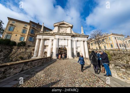 Tor von San Giacomo, 1592, und die umliegenden Mauern (1561). Bergamo Oberstadt mit dem Flachrelief des geflügelten Löwen des Heiligen Markus, Lombardei, Italien. Stockfoto