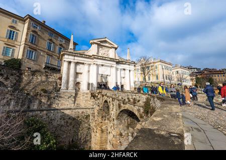 Tor von San Giacomo, 1592, und die umliegenden Mauern (1561). Bergamo Oberstadt mit dem Flachrelief des geflügelten Löwen des Heiligen Markus, Lombardei, Italien. Stockfoto