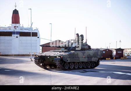 Visby, Schweden. 14th Januar 2022. VISBY 20220114Increased Militärpräsenz auf Gotland - Kampffahrzeuge im Hafen von Visby. Seit gestern patrouilliert die schwedische Armee im Hafen von Visby. Ein Dutzend Kampffahrzeuge tauchten in einer substanziellen Kraftdemonstration auf. Foto: Andreas Bardell/Afonbladet/TT /Kod 2512 **BETALBILD** Quelle: TT Nachrichtenagentur/Alamy Live News Stockfoto