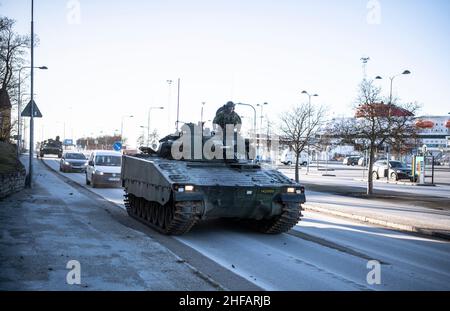 Visby, Schweden. 14th Januar 2022. VISBY 20220114Increased Militärpräsenz auf Gotland - Kampffahrzeuge im Hafen von Visby. Seit gestern patrouilliert die schwedische Armee im Hafen von Visby. Ein Dutzend Kampffahrzeuge tauchten in einer substanziellen Kraftdemonstration auf. Foto: Andreas Bardell/Afonbladet/TT /Kod 2512 **BETALBILD** Quelle: TT Nachrichtenagentur/Alamy Live News Stockfoto