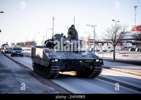 Visby, Schweden. 14th Januar 2022. VISBY 20220114Increased Militärpräsenz auf Gotland - Kampffahrzeuge im Hafen von Visby. Seit gestern patrouilliert die schwedische Armee im Hafen von Visby. Ein Dutzend Kampffahrzeuge tauchten in einer substanziellen Kraftdemonstration auf. Foto: Andreas Bardell/Afonbladet/TT /Kod 2512 **BETALBILD** Quelle: TT Nachrichtenagentur/Alamy Live News Stockfoto