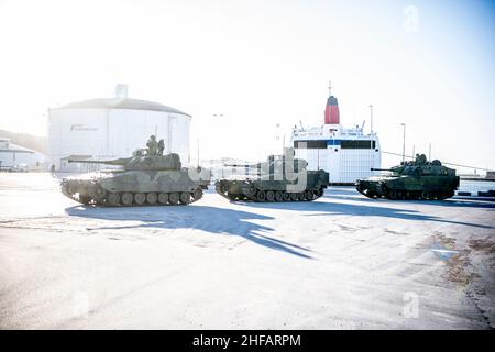 Visby, Schweden. 14th Januar 2022. VISBY 20220114Increased Militärpräsenz auf Gotland - Kampffahrzeuge im Hafen von Visby. Seit gestern patrouilliert die schwedische Armee im Hafen von Visby. Ein Dutzend Kampffahrzeuge tauchten in einer substanziellen Kraftdemonstration auf. Foto: Andreas Bardell/Afonbladet/TT /Kod 2512 **BETALBILD** Quelle: TT Nachrichtenagentur/Alamy Live News Stockfoto