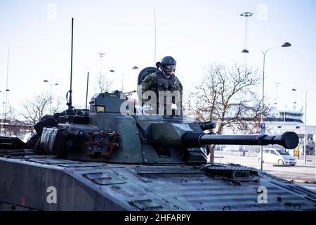 Visby, Schweden. 14th Januar 2022. VISBY 20220114Increased Militärpräsenz auf Gotland - Kampffahrzeuge im Hafen von Visby. Seit gestern patrouilliert die schwedische Armee im Hafen von Visby. Ein Dutzend Kampffahrzeuge tauchten in einer substanziellen Kraftdemonstration auf. Foto: Andreas Bardell/Afonbladet/TT /Kod 2512 **BETALBILD** Quelle: TT Nachrichtenagentur/Alamy Live News Stockfoto