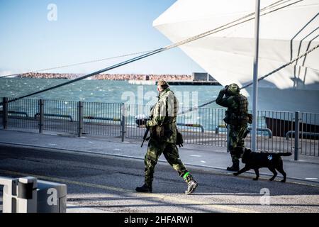 Visby, Schweden. 14th Januar 2022. VISBY 20220114Increased Militärpräsenz auf Gotland - Kampffahrzeuge im Hafen von Visby. Seit gestern patrouilliert die schwedische Armee im Hafen von Visby. Ein Dutzend Kampffahrzeuge tauchten in einer substanziellen Kraftdemonstration auf. Foto: Andreas Bardell/Afonbladet/TT /Kod 2512 Quelle: TT News Agency/Alamy Live News Stockfoto