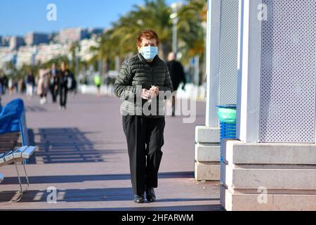 Nizza, Frankreich. 14th Januar 2022. Atmosphäre auf der Promenade des Anglais in Nizza, Frankreich am 14. Januar 2022. Foto von Lionel Urman/ABACAPRESS.COM Quelle: Abaca Press/Alamy Live News Stockfoto