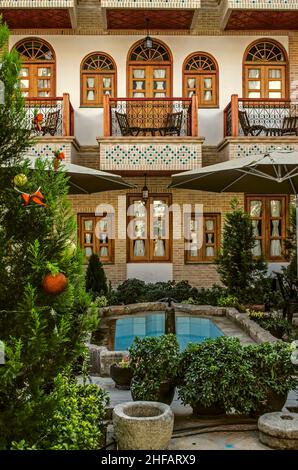 Die Innenfassade des zweiten Stockwerks des Hotels im orientalischen Stil, vom Garten mit wunderschönen hängenden Balkonen aus schmiedeeisernem Gitter Stockfoto